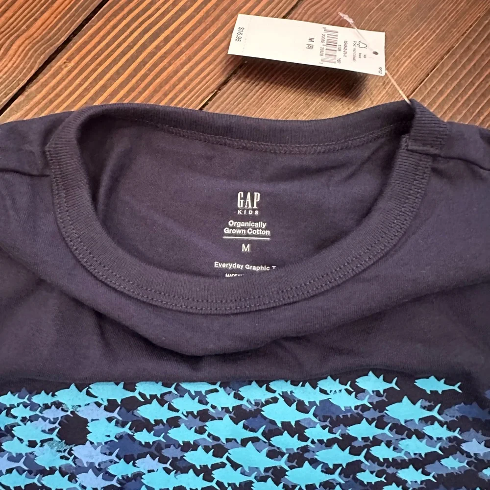 NWT Gap Navy T shirt with Sharks, size M, 8 - Picture 2 of 2